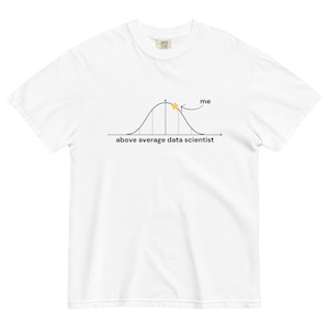 Pode incluir: Camiseta branca com uma ilustração em preto e branco de uma curva de sino com uma estrela amarela no topo da curva. Uma seta aponta da estrela para o texto "eu" acima da curva. Abaixo da curva está o texto "cientista de dados acima da média".