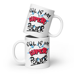 Peut inclure: Deux tasses en céramique blanche empilées l'une sur l'autre. Les tasses présentent un motif noir et blanc d'un nuage bleu avec le texte "SQL is my SUPER POWER" en rouge et noir.