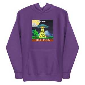 Puede incluir: Sudadera con capucha morada con un gráfico pixelado de un OVNI secuestrando un árbol. El gráfico dice "GIT PULL" debajo.