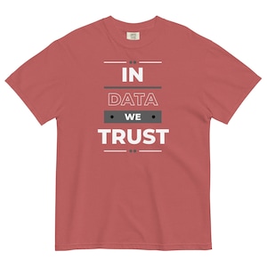 Può includere: Una maglietta rossa con la scritta "In Data We Trust" stampata in bianco.