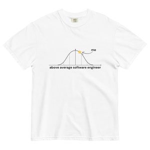 Puede incluir: Camiseta blanca con una ilustración en blanco y negro de una curva de campana con una estrella amarilla en la cima. El texto "yo" está escrito sobre la estrella y una flecha apunta a la estrella. El texto "ingeniero de software por encima de la media" está escrito debajo de la curva de campana.