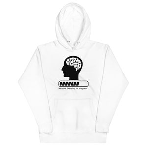 Könnte beinhalten: Weißer Hoodie mit einer schwarzen Silhouette eines Kopfes mit einem Schaltkreis-Gehirn im Inneren. Unter dem Kopf befindet sich eine Fortschrittsanzeige mit der Aufschrift "Machine Learning in progress."
