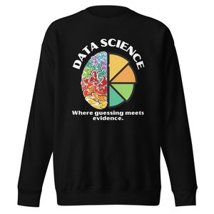 Puede incluir: Sudadera negra con un gráfico blanco de un cerebro dividido en secciones de gráfico circular. El texto "DATA SCIENCE" está por encima del gráfico y el texto "Where guessing meets evidence." está por debajo del gráfico.