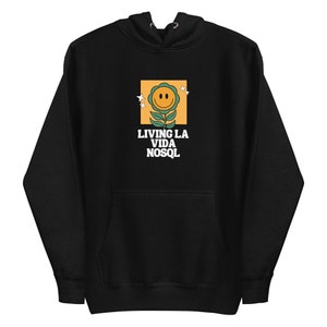 Op de afbeelding: Zwarte hoodie met een gele en groene bloemprint en de tekst "Living La Vida NoSQL".