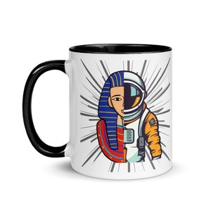 Astronomie: Oude Astronaut Piramide Pharoah Mok met kleur binnenin