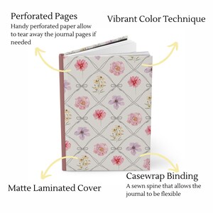 Puede incluir: Un diario con una cubierta laminada mate, con un estampado floral de flores rosas, moradas y amarillas sobre un fondo gris claro. El diario tiene p&aacute;ginas perforadas y encuadernaci&oacute;n casewrap. El texto de la imagen dice: P&aacute;ginas perforadas, T&eacute;cnica de color vibrante, Cubierta laminada mate y Encuadernaci&oacute;n Casewrap.