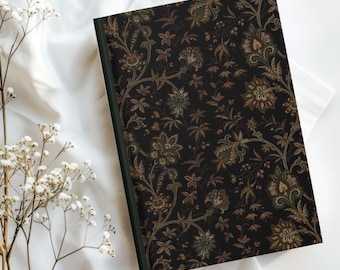 Könnte beinhalten: Ein Notizbuch mit Hartcover, dunklem Hintergrund und einem floralen Muster in Grün- und Brauntönen. Das Notizbuch hat einen grünen Buchrücken und liegt auf einer weißen Oberfläche. Das florale Design ist detailliert und bedeckt die gesamte Oberfläche.