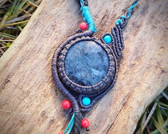 Collier en macramé avec pierre hématite, perles turquoise et perles corail. Grand collier, chaîne Goa, collier tressé