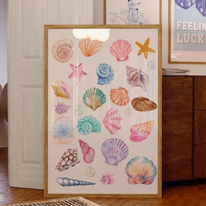 Pode incluir: Uma impressão emoldurada com uma coleção de conchas em aquarela em várias formas e cores, incluindo rosa, azul, laranja e verde. A obra de arte inclui estrelas do mar e detalhes de pérolas, em um fundo branco.