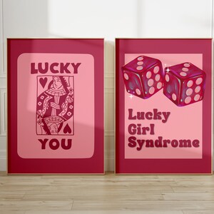 Zestaw plakatów holograficznych Lucky Girl Syndrome 2, plakat Lucky You, bordowa sztuka ścienna w stylu retro, zestaw plakatów Y2K Queen Card, plakat Bar Cart Dices