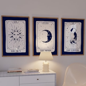 Tarotkaartposterset van 3, The Lovers-The Sun-The Moon tarotkaartafdrukken, esthetische marineblauwe tarotkaartmuurset, trendy retro slaapzaalkunst