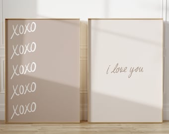 Regalo neutro de San Valentín para ella/él, juego de 2 pósteres beige, arte "Te amo", juego de pared para pareja, póster "xoxo", juego de arte estético minimalista