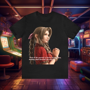 Puede incluir: Camiseta negra con un personaje de la serie de videojuegos Final Fantasy. El personaje es una mujer con el pelo largo y rubio y ropa roja. El texto en la camiseta dice "Incluso si el mañana está desprovisto de promesas, nada impedirá mi regreso."