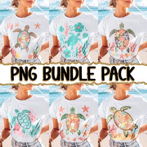 Puede incluir: Camisetas blancas con varios diseños de tortugas marinas. Cada camiseta presenta un gráfico de tortuga diferente, rodeado de elementos florales, corales y estrellas de mar. El texto "PNG BUNDLE PACK" se muestra en negro con un borde dorado brillante.