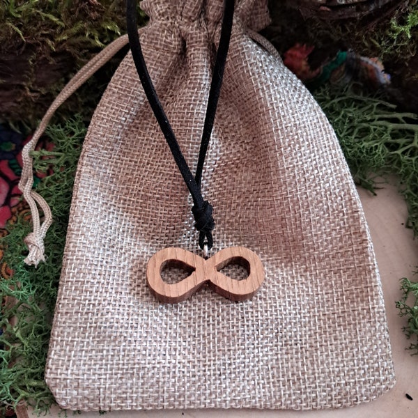 Drewniany ręcznie robiony wisiorek symbol nieskończoności. Wooden handmade pendant sign of infinity.