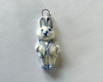 uniek limoges porselein charm hanger bedel Vieux Paris bunny delftware blue white vintage style rabbit French dutch