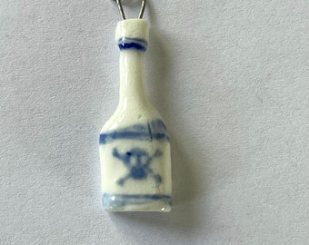 uniek limoges porselein charm hanger bedel Vieux Paris poison skull bottle delftware blue white vintage style French dutch