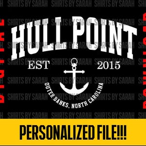 Könnte beinhalten: Schwarze digitale Download-Grafik mit weißem Text "HULL POINT" über "EST 2015" und einem Anker. Die Worte "Outer Banks, North Carolina" sind in einem Kreis um den Anker angeordnet. Unten befindet sich ein gelbes Rechteck mit "PERSONALIZED FILE!!!".