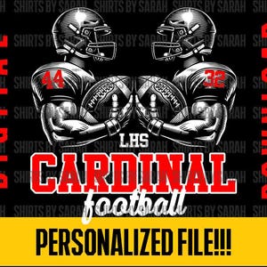 Może przedstawiać: Cyfrowy plik do pobrania z personalizowanym wzorem piłkarskim przedstawiającym dwóch piłkarzy w czerni i bieli, z tekstem "LHS CARDINAL football" w kolorze czerwonym. Wzór idealnie nadaje się do tworzenia spersonalizowanej odzieży lub innych spersonalizowanych przedmiotów.
