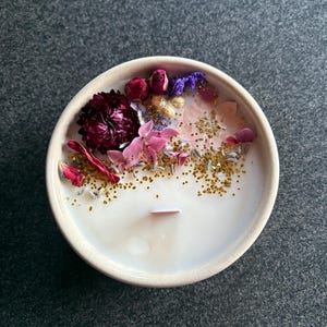 Floral and scented candle with the fragrance of Grasse