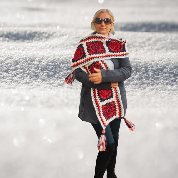 Rooi kleurvolle gebreide skerp