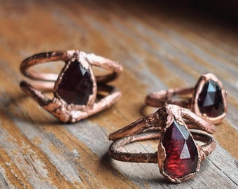 Anillo de granate - gema tallada en rosa