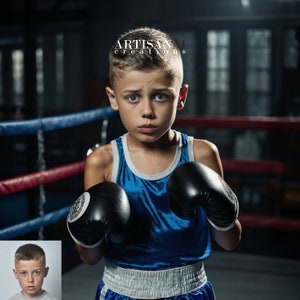 Può includere: Un giovane ragazzo che indossa pantaloncini e guantoni da boxe blu, in piedi su un ring di boxe. Ha un'espressione seria sul viso.