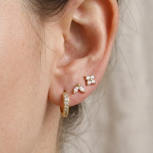 Trio Ohrring Set, Ohrstecker und Huggie Hoop Ohrringe, Zierliche Ear Stack, Marquise Bolzen, Blumen Bolzen, Gold Silber Schmuck
