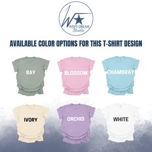 K&ouml;nnte beinhalten: Sechs T-Shirts in verschiedenen Farben, jedes mit einem anderen Farbnamen in Wei&szlig; auf der Vorderseite bedruckt. Die Farben sind: Bay (gr&uuml;n), Blossom (rosa), Chambray (hellblau), Ivory (creme), Orchid (lila) und Wei&szlig;.