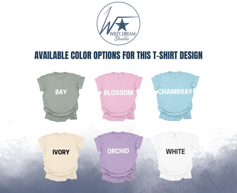 K&ouml;nnte beinhalten: Sechs T-Shirts in verschiedenen Farben, jedes mit einem anderen Farbnamen in Wei&szlig; auf der Vorderseite bedruckt. Die Farben sind: Bay (gr&uuml;n), Blossom (rosa), Chambray (hellblau), Ivory (creme), Orchid (lila) und Wei&szlig;.