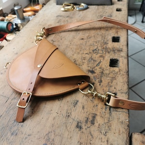 Le Marais - Slingbag Crossbody Leather Handbag - hand sewn in Frankfurt from vegetable tanned Italian leather