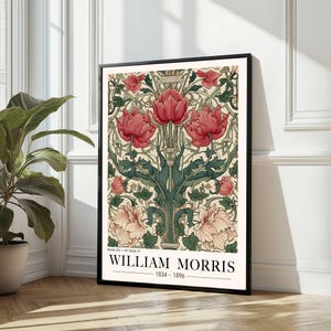 Könnte beinhalten: Ein gerahmter vertikaler Kunstdruck mit einem symmetrischen Blumenmuster aus roten und cremefarbenen Blüten sowie dunkelgrünem Blattwerk. Der Text am unteren Rand lautet Series XIX - Art Study VI, WILLIAM MORRIS und 1834-1896 in schwarzer Schrift.