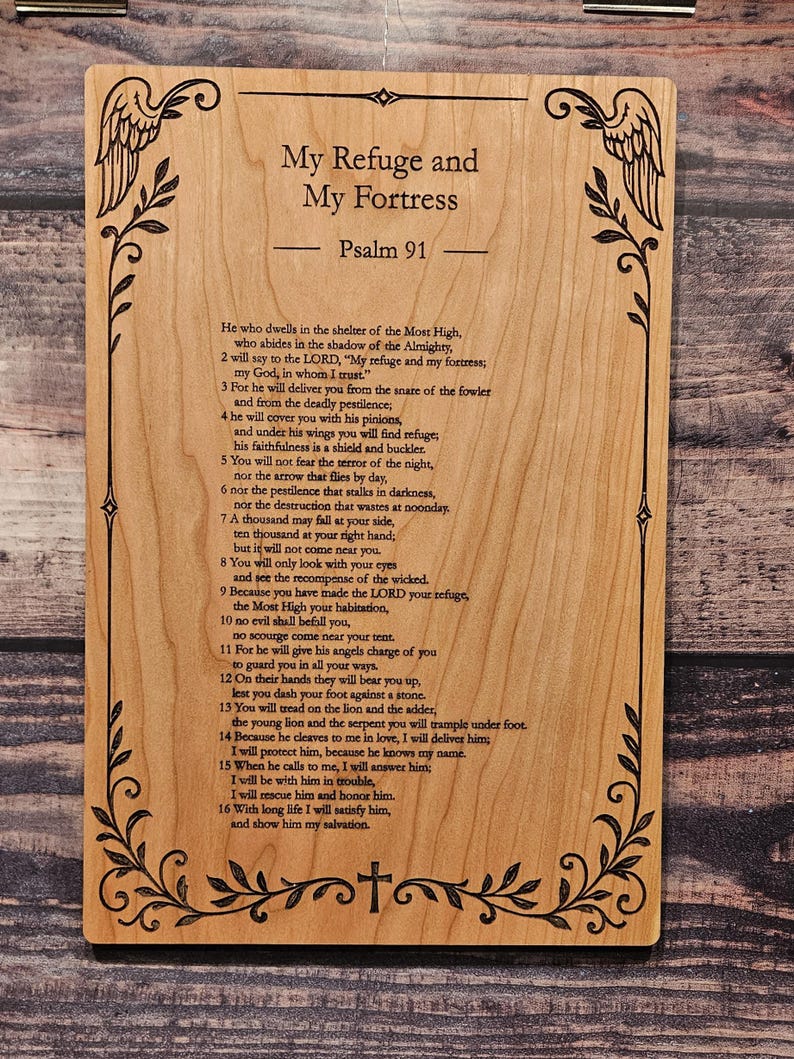 以下が含まれることがあります： 翼と十字架の彫刻が施された木製の銘板。銘板には「My Refuge and My Fortress - Psalm 91」というテキストと、詩篇91篇の全文が記載されています。