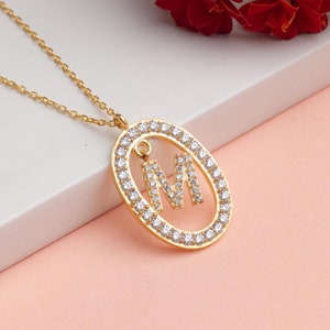 Collar con inicial circular en plata de ley 925, joyería con diamantes de circonita cúbica, colgante solitario, joyería para dama de honor, collar con letras, regalos personalizados