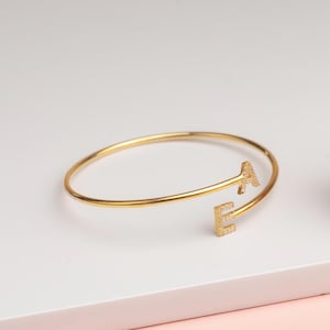 Pulsera delicada con inicial de circonita cúbica y diamantes en plata de ley 925. Pulsera con letras. Regalo para ella. Joyería personalizada. Pulsera para parejas. Regalo de boda.