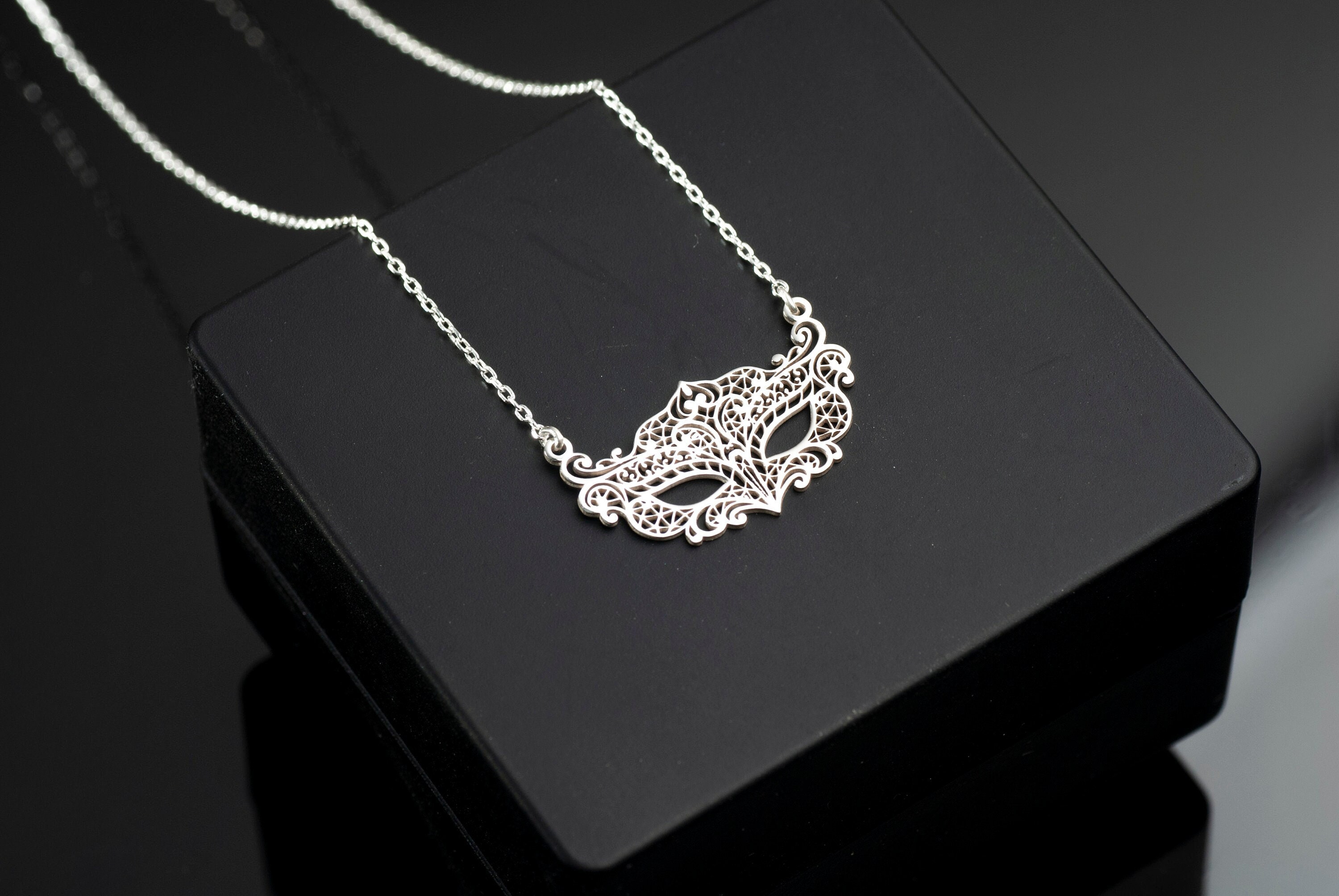 Collier De Théâtre En Cristaux - Longueur 41-45 Cm, Pendentif Ovale - Occasion