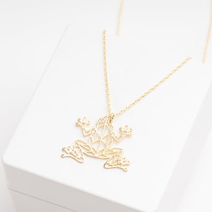 Collar de rana delicada plata de ley, joyería de rana, collar de anfibios, regalo amante de las ranas, regalo de Navidad, amuleto de la suerte, colgante del bosque para ella