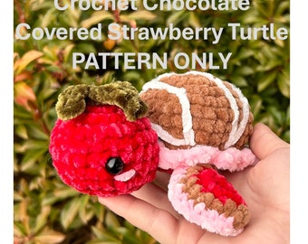 Motif tortue fraise enrobée de chocolat au crochet : peluche kawaii (Modèle PDF)