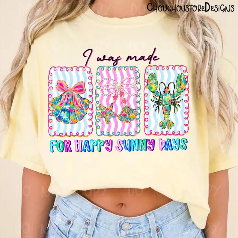 以下が含まれることがあります： 「I was made for happy sunny days」の文字が入った黄色のTシャツ。貝殻、ヒトデ、ロブスターの3つのフレーム入りイラストが特徴で、それぞれカラフルなアクセントと波模様の背景が描かれています。