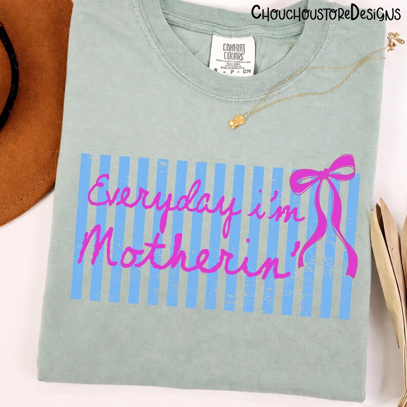 Ogni giorno sono mamma strisce verticali PNG, design divertente con citazione sulla vita da mamma, maglietta preppy civetta con fiocco PNG, maternità alla moda sublimazione immagine 7