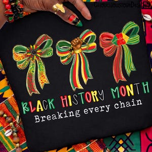 Coquette Juneteenth png, citaat uit de zwarte geschiedenis van de maand breekt elke kettingontwerp, Afro-Amerikaanse strikkunst, vrijheidsviering, png afbeelding 2