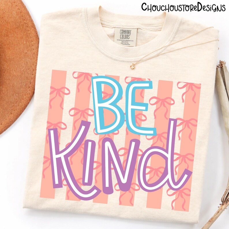 Be Kind Coquette PNG、ガーリーなリボン美的デザイン、プレッピーなピンクストライプグラフィック、かわいい優しさの引用シャツPNG、トレンディなCoquette昇華プリント 画像 2
