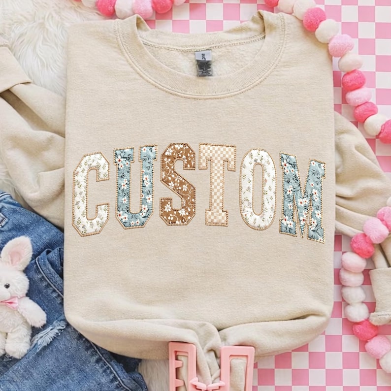 PNG con nome personalizzato floreale finto per la squadra universitaria, lettere universitarie con patchwork neutro, design a sublimazione dell'alfabeto vintage Cottagecore, PNG con nome personalizzato immagine 4