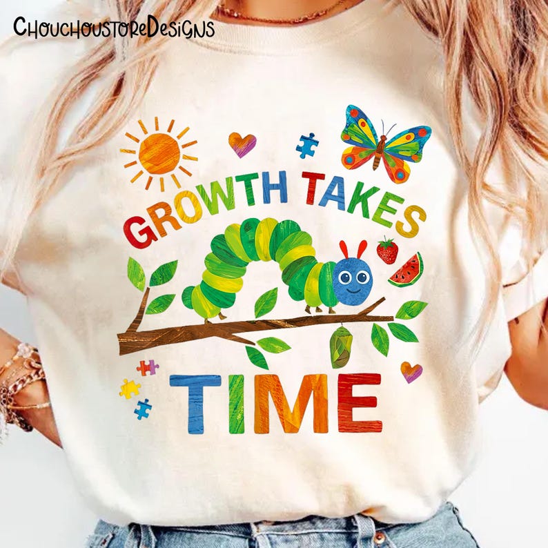 Puede incluir: Camiseta color crema con un gr&aacute;fico colorido que presenta una oruga, una mariposa y las palabras "GROWTH TAKES TIME". El dise&ntilde;o incluye un sol, corazones, piezas de rompecabezas y fruta. La marca "CHOUCHOUSTOREDESIGNS" est&aacute; en la parte superior.