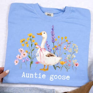 Auntie Goose Wildflowers PNG, Pregnancy Announcement Auntie PNG, New Aunt Gift Goose Floral PNG, Cute Cottagecore Goose Shirt Design