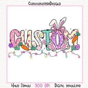 Peut inclure: Une cr&eacute;ation color&eacute;e sur le th&egrave;me de P&acirc;ques avec le mot "CUSTOM" en grandes lettres d&eacute;cor&eacute;es. Les lettres pr&eacute;sentent des motifs floraux, de lapins et d'&oelig;ufs. Des carottes, des fleurs et des pattes de lapin sont incorpor&eacute;es dans le design, avec une guirlande lumineuse en bas.