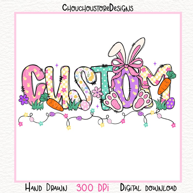 Peut inclure: Une cr&eacute;ation color&eacute;e sur le th&egrave;me de P&acirc;ques avec le mot "CUSTOM" en grandes lettres d&eacute;cor&eacute;es. Les lettres pr&eacute;sentent des motifs floraux, de lapins et d'&oelig;ufs. Des carottes, des fleurs et des pattes de lapin sont incorpor&eacute;es dans le design, avec une guirlande lumineuse en bas.