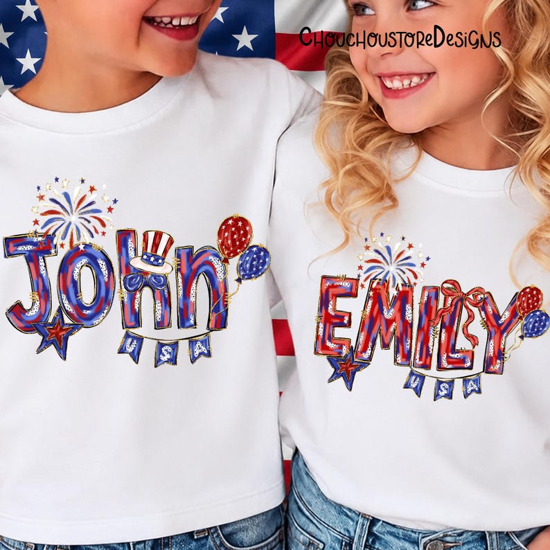 Puede incluir: Camisetas blancas con los nombres "John" y "Emily" en dise&ntilde;os patri&oacute;ticos rojos, blancos y azules. Los dise&ntilde;os incluyen fuegos artificiales, globos y pancartas "USA", perfectas para celebrar el D&iacute;a de la Independencia.