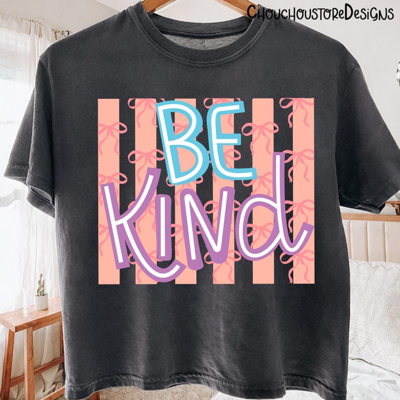 Be Kind Coquette PNG、ガーリーなリボン美的デザイン、プレッピーなピンクストライプグラフィック、かわいい優しさの引用シャツPNG、トレンディなCoquette昇華プリント 画像 3