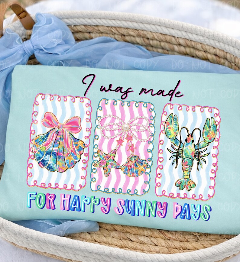 以下が含まれることがあります： 「I was made for happy sunny days」の文字が入った水色のTシャツ。ピンクのリボンが付いた貝殻、ヒトデと真珠の貝殻、カラフルなロブスターの3つのフレームデザインが特徴です。